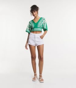 Short Cintura Alta em Sarja com Bolsos e Detalhes em Brilhos