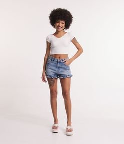 Short Cintura Alta em Jeans Médio com Babadinho na Barra