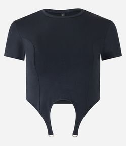 Blusa Cropped em Meia Malha com Bainha Assimétrica e com Fivela