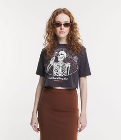 Blusa Cropped Meia Malha com Estampa Caveira Tomando Café