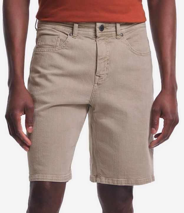 Bermuda Slim Jeans com Textura e Barra Dobrada Bege 2