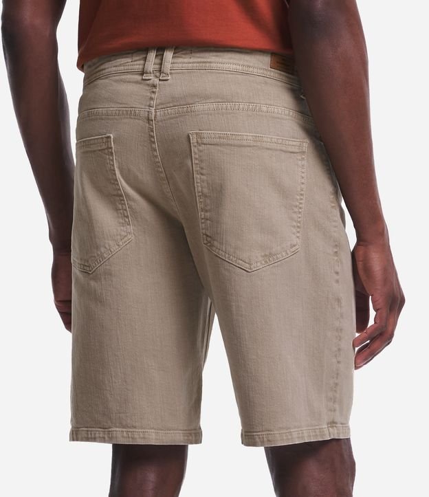 Bermuda Slim Jeans com Textura e Barra Dobrada Bege 3