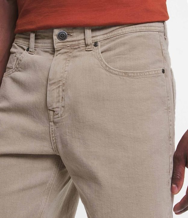 Bermuda Slim Jeans com Textura e Barra Dobrada Bege 4