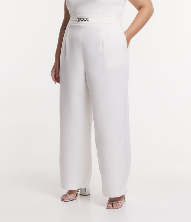 Calça Pantalona Alfaiatada com Detalhe em Corrente no Cós Curve & Plus Size Branco 2