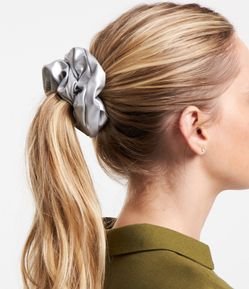 Scrunchie Médio em PU com Efeito Metalizado