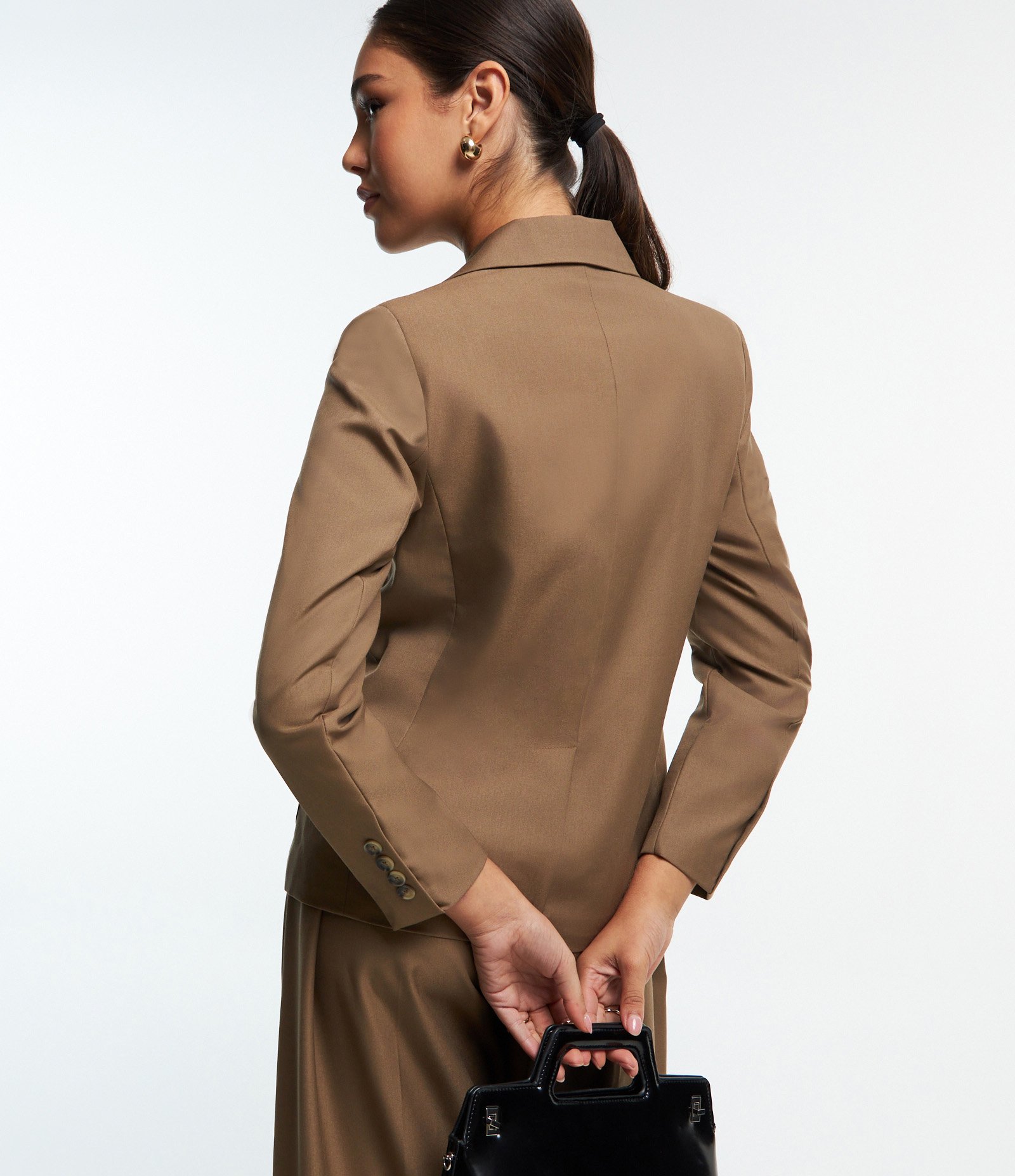 Blazer Alfaiatado com Abotoamento Simples e Bolsos Frontais Bege 4