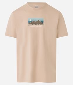 Camiseta Comfort em Meia Malha com Estampa de Montanha e Lettering