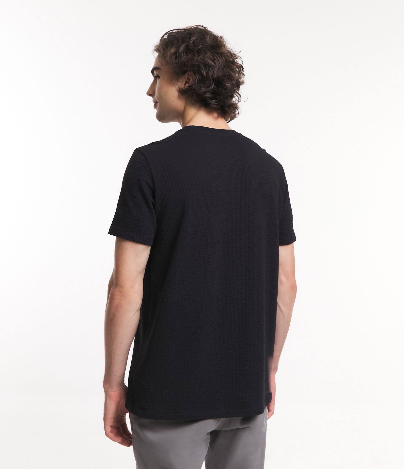 Camiseta Regular em Ana Ruga com Textura e Manga Curta Preto 3