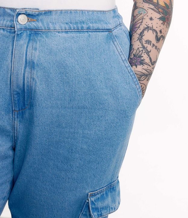 Calça Cargo em Jeans com Bolsos Laterais Curve & Plus Size Azul 3