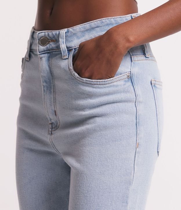 Calça Reta Jeans Elastizada com Abertura na Barra Azul Claro 4