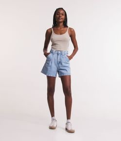 Short Mom Jeans com Bolso Faca e Pregas Frontais