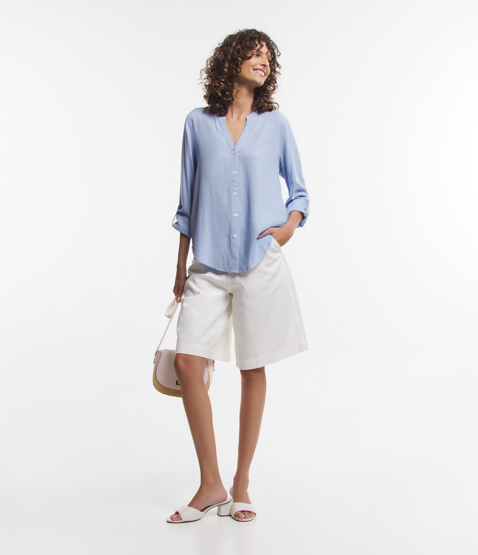 Camisa em Viscolinho com Abotoamento Frontal Azul Claro 2