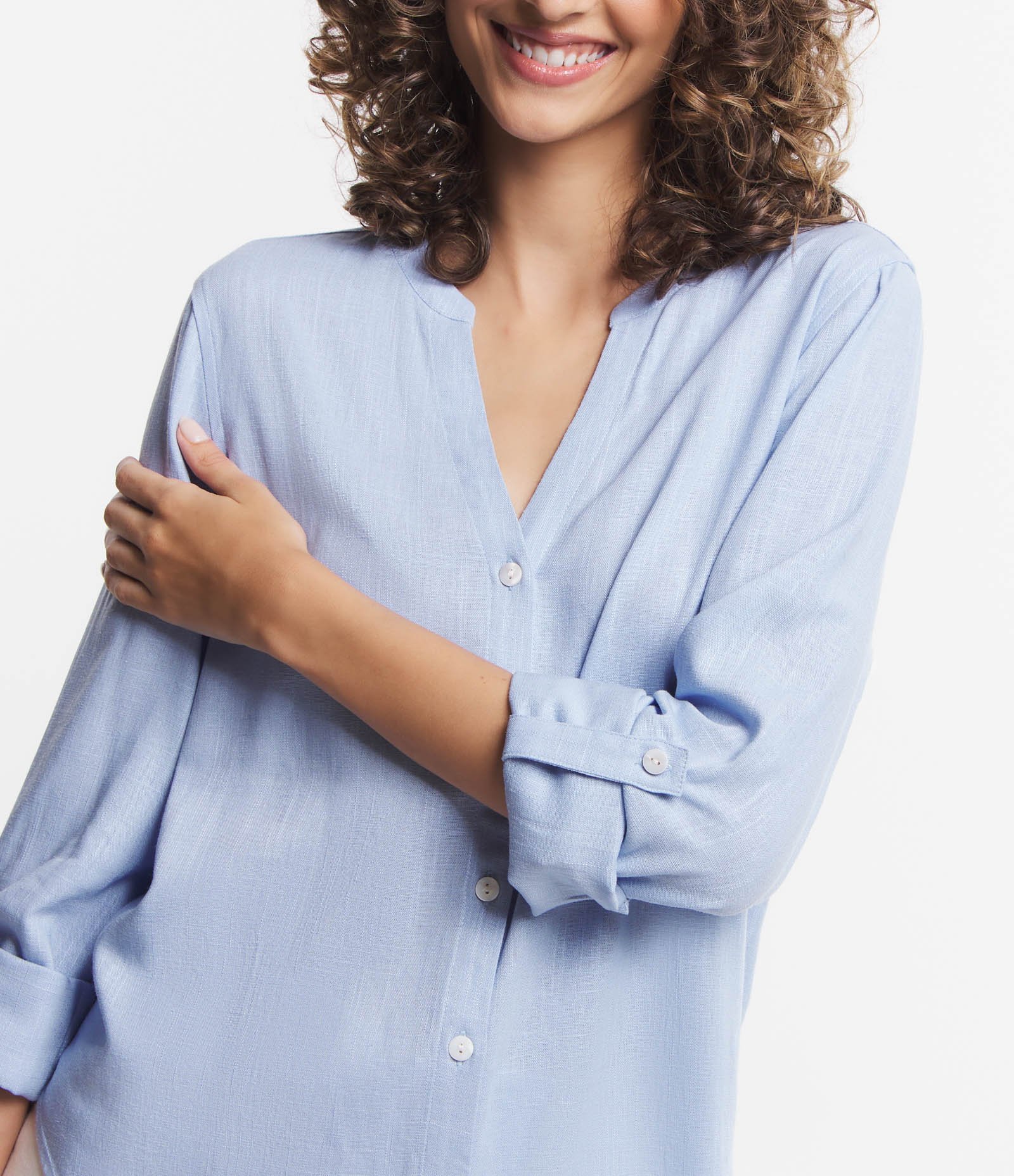 Camisa em Viscolinho com Abotoamento Frontal Azul Claro 4