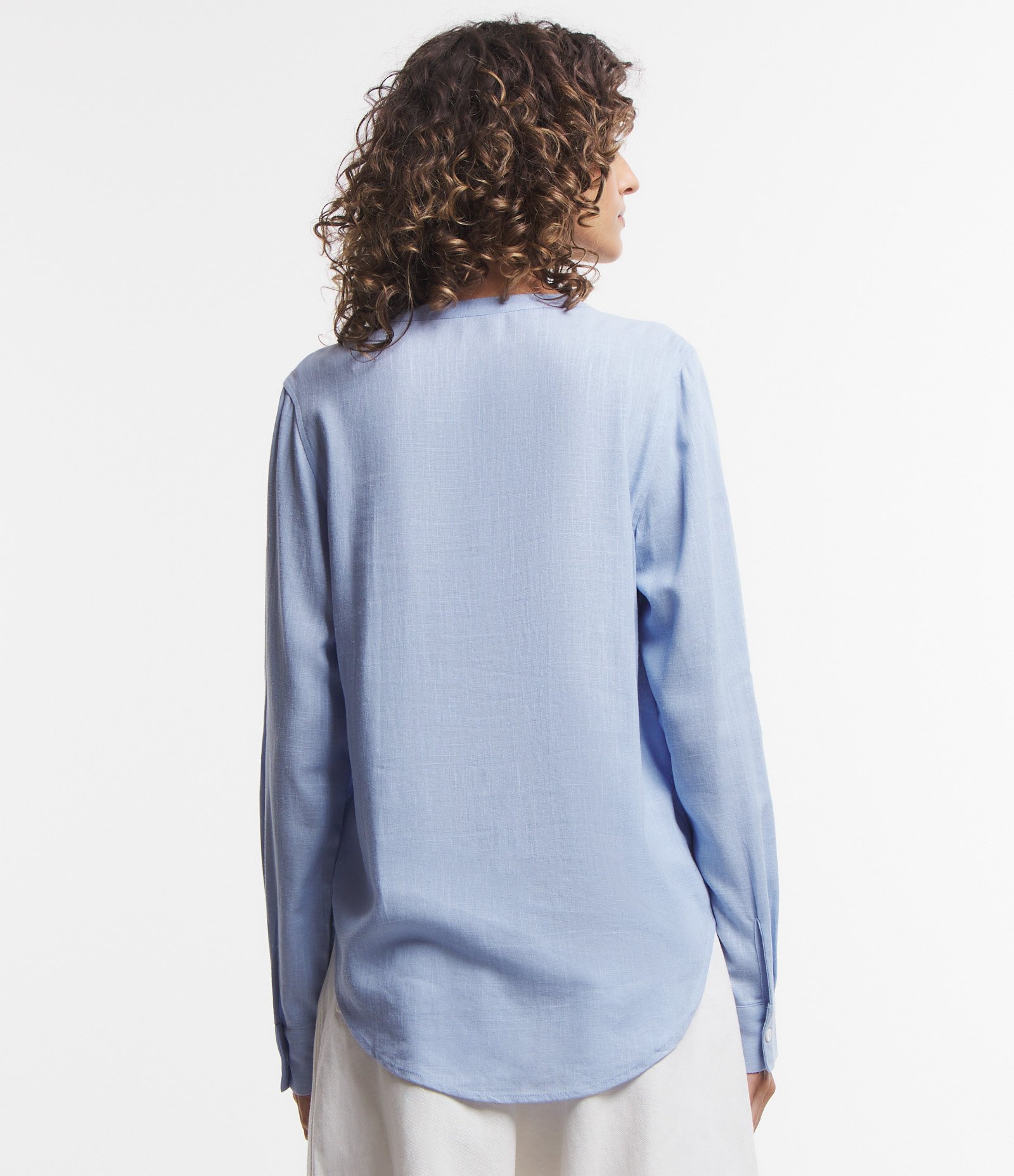 Camisa em Viscolinho com Abotoamento Frontal Azul Claro 5
