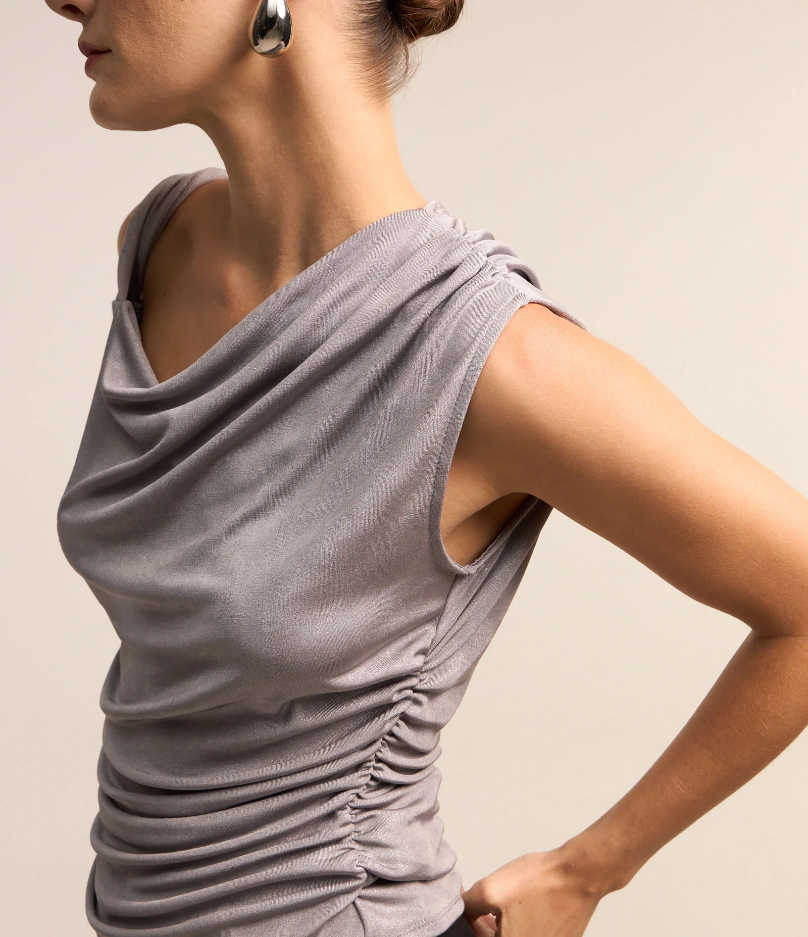 Blusa sem Manga com Decote Assimétrico e Detalhes Drapeados Cinza 3