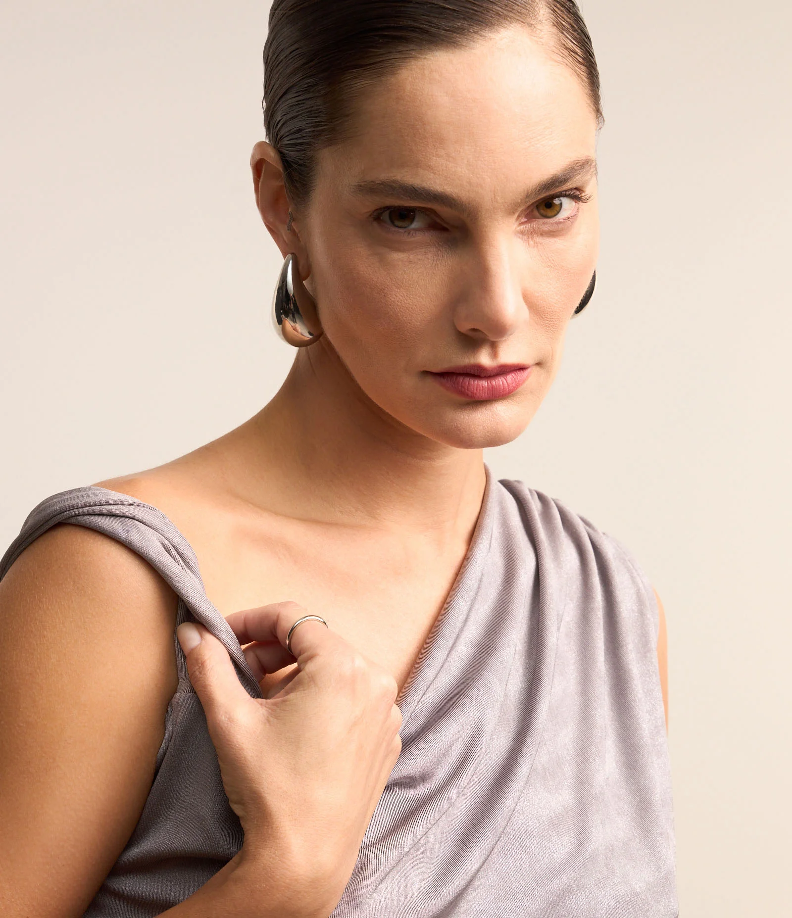 Blusa sem Manga com Decote Assimétrico e Detalhes Drapeados Cinza 4