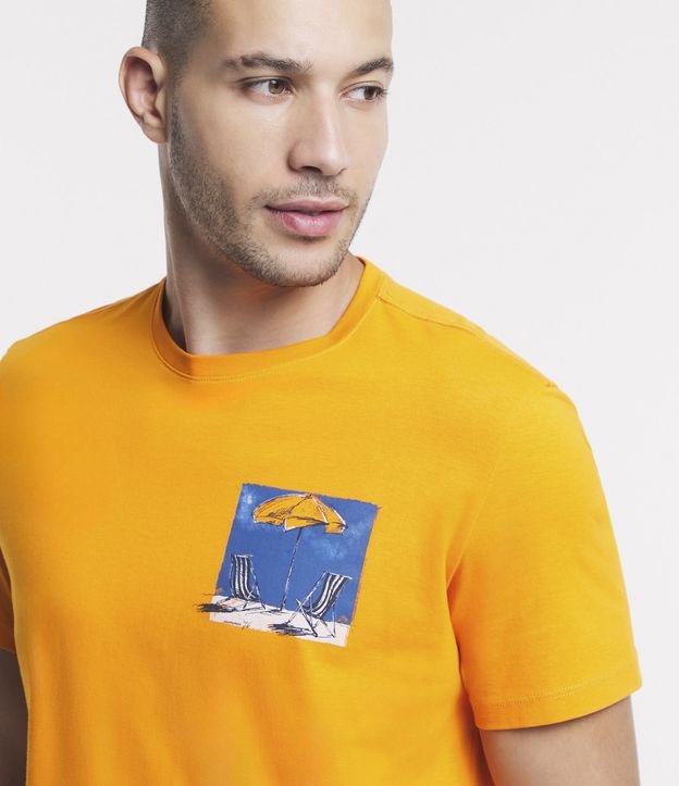 Camiseta Comfort em Meia Malha com Estampa de Praia Sol e Mar Laranja