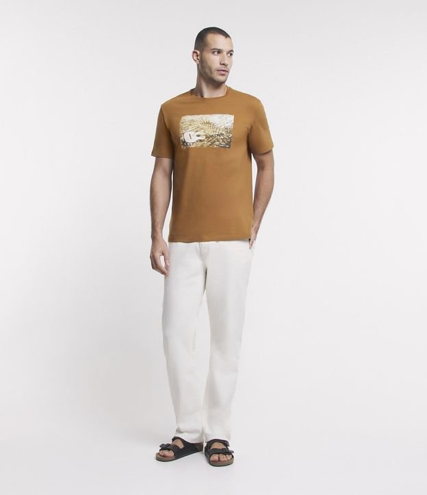 Camiseta Comfort em Meia Malha com Estampa Sombra Bossa e Violão Marrom 2