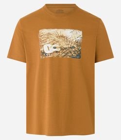 Camiseta Comfort em Meia Malha com Estampa Sombra Bossa e Violão