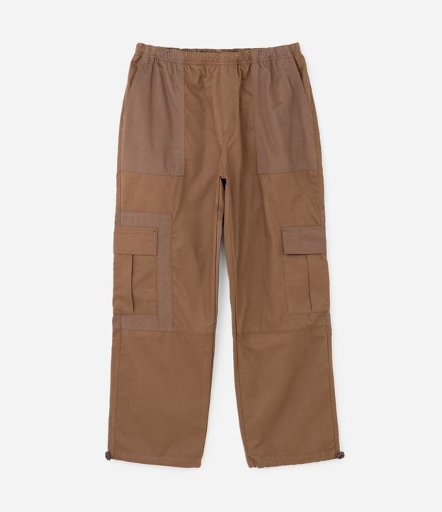Calça Parachute em Sarja com Recortes e Bolsos Laterais