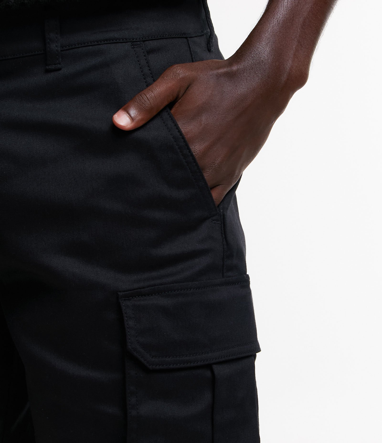 Bermuda Cargo em Sarja com Bolsos Laterais Preto 4