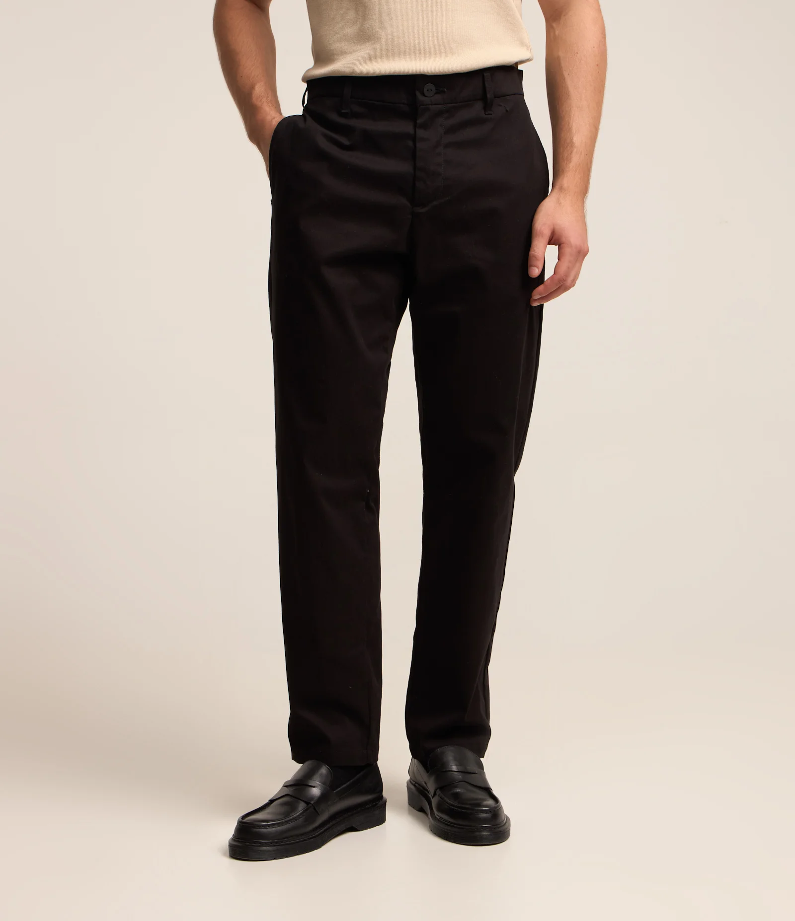 Calça Reta Básica em Sarja com Elastano 2