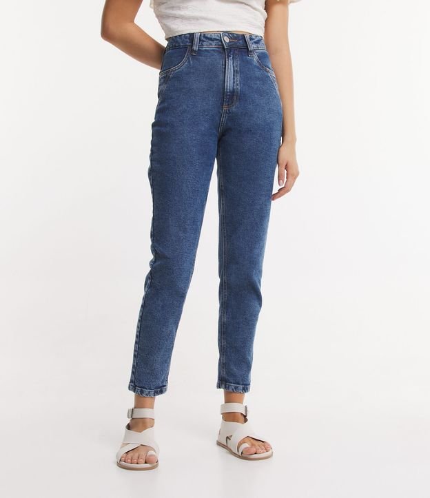 Calça Mom em Jeans com Recortes no Bolso Azul 2