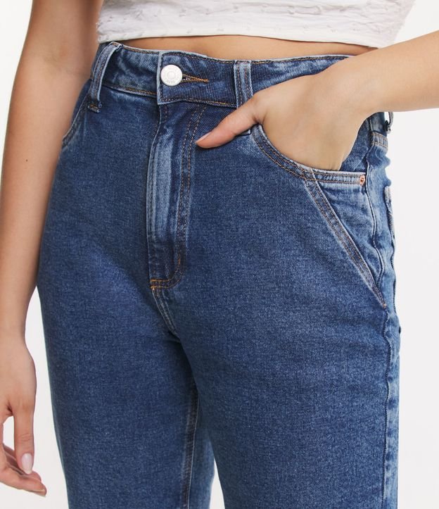 Calça Mom em Jeans com Recortes no Bolso Azul 4