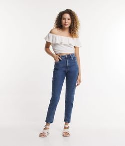 Calça Mom em Jeans com Recortes no Bolso