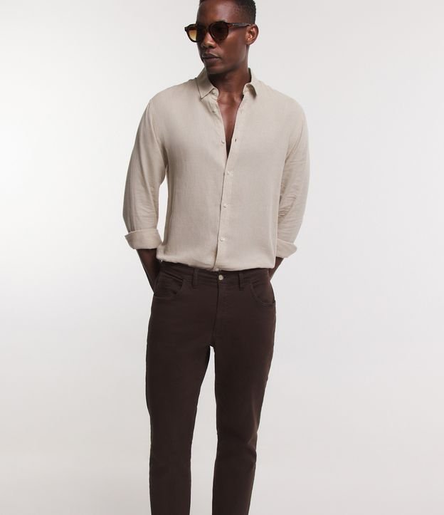 Calça Slim em Sarja com Cós Elástico e Cordão Interno