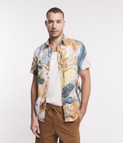 Camisa Regular em Voal com Estampa de Folhagem