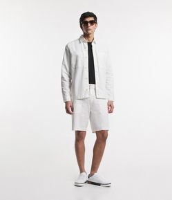 Bermuda Slim em Sarja com Bolsos Amplos Diferenciados