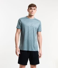 Camiseta Esportiva com Estampa de Listras e Detalhes Refletivos