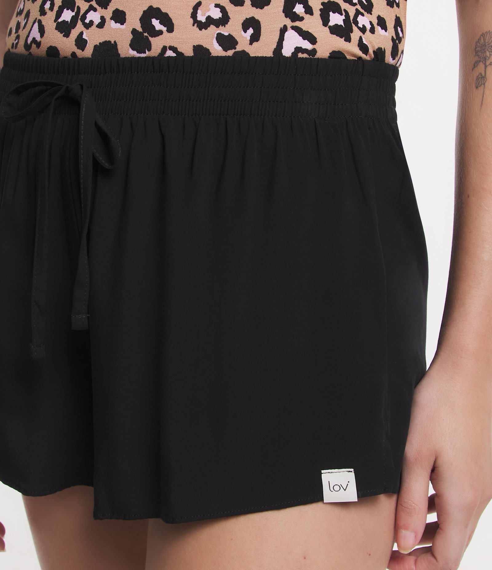 Short de Pijama em Viscose com Amarração no Cós Elástico Preto 4