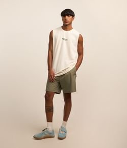 Bermuda com Bolsos e Etiqueta Emborrachada na Barra