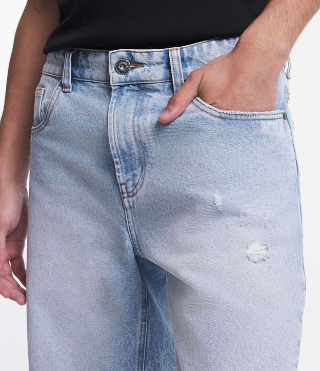 Bermuda Reta Jeans com Bolsos e Puídos Azul Claro 4