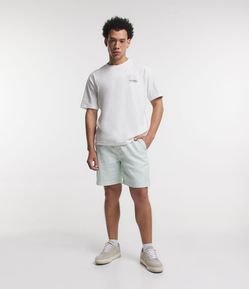 Bermuda Regular em Sarja com Cordão no Cós Textura e Fenda na Barra