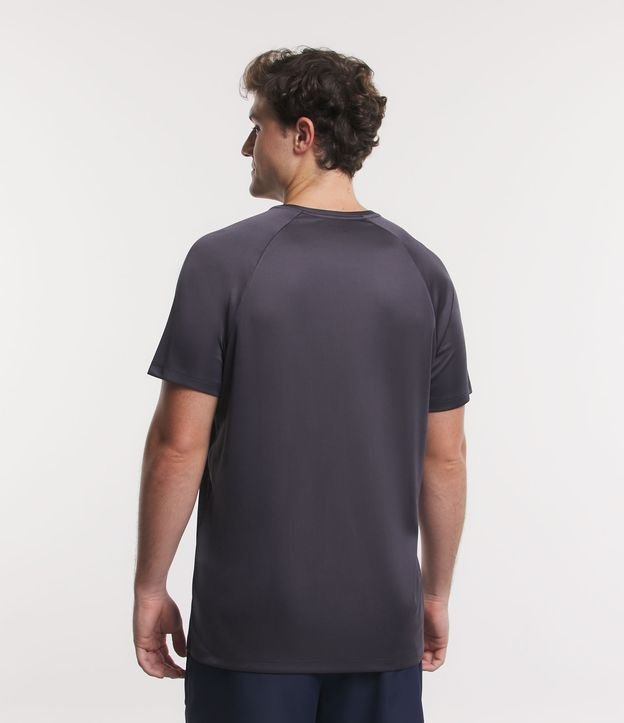 Camiseta Esportiva em Dry Fit com Cava Raglan e Listras Laterais Cinza Escuro 3