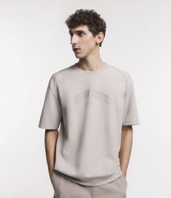 Camiseta em Algodão com Estampa New York em Relevo