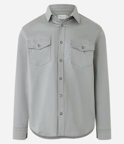 Camisa Comfort em Sarja com Bolsos Frontais
