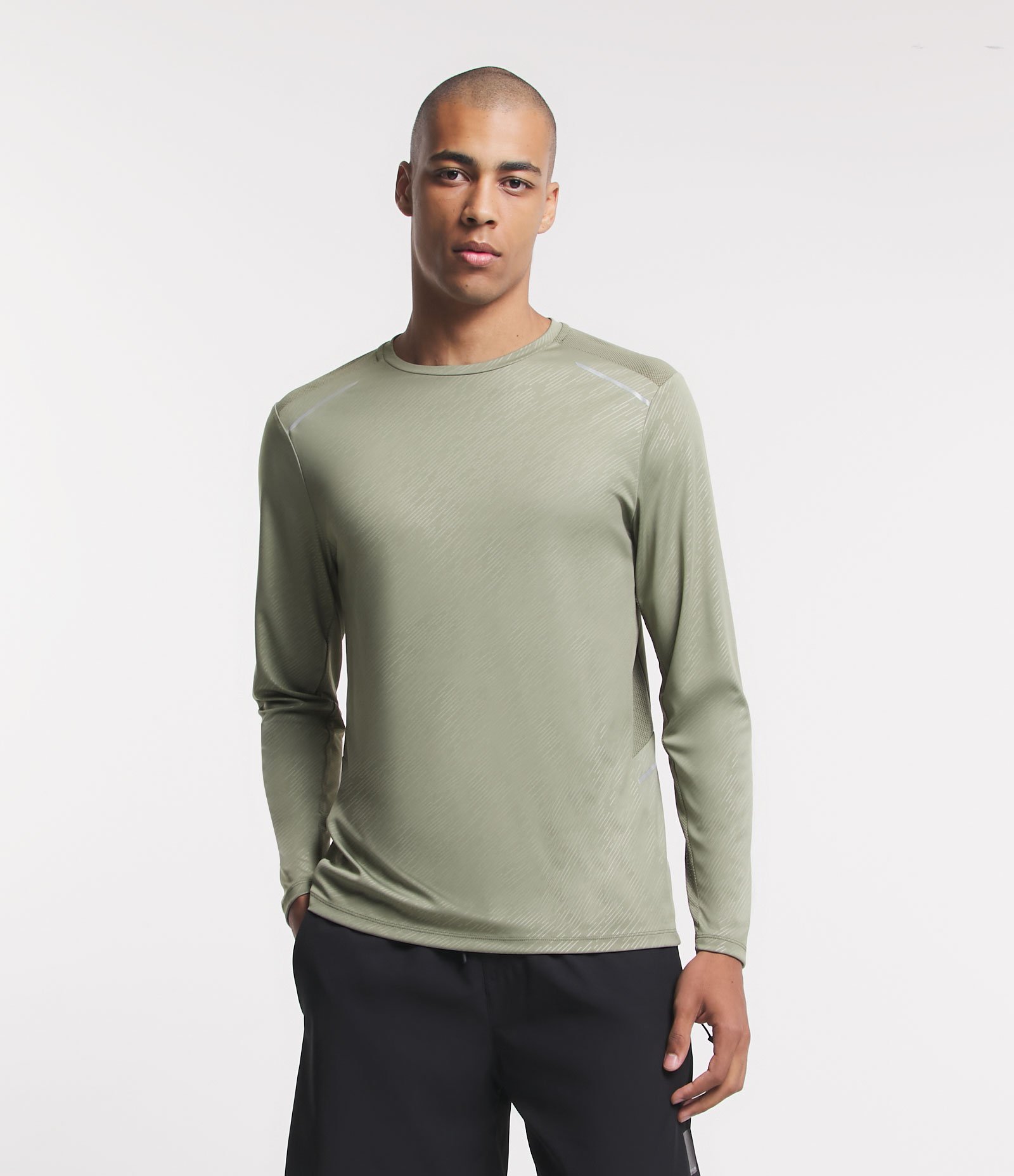 Camiseta Esportiva com Estampa Riscada com Proteção UV Verde Claro 1