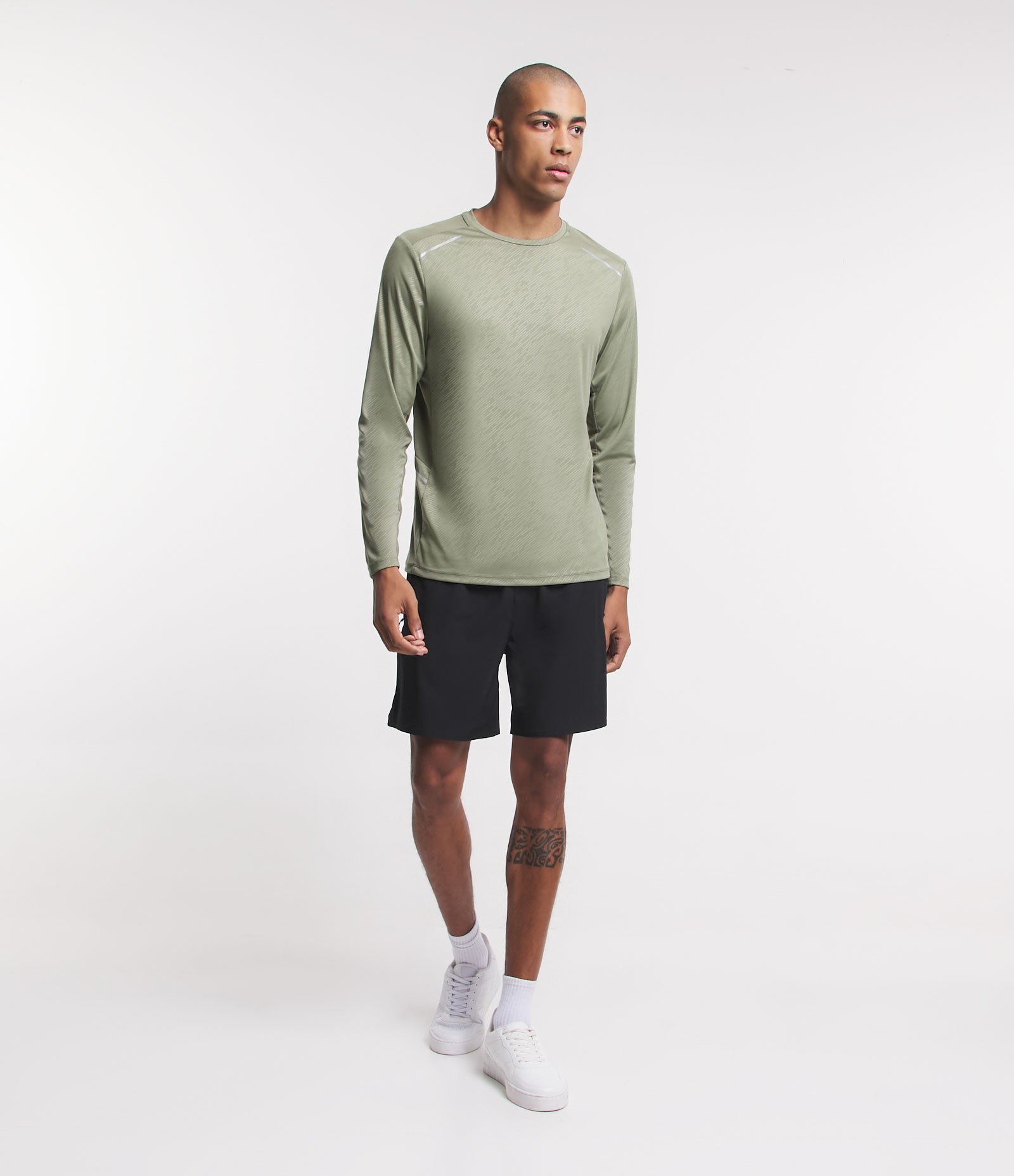 Camiseta Esportiva com Estampa Riscada com Proteção UV Verde Claro 2