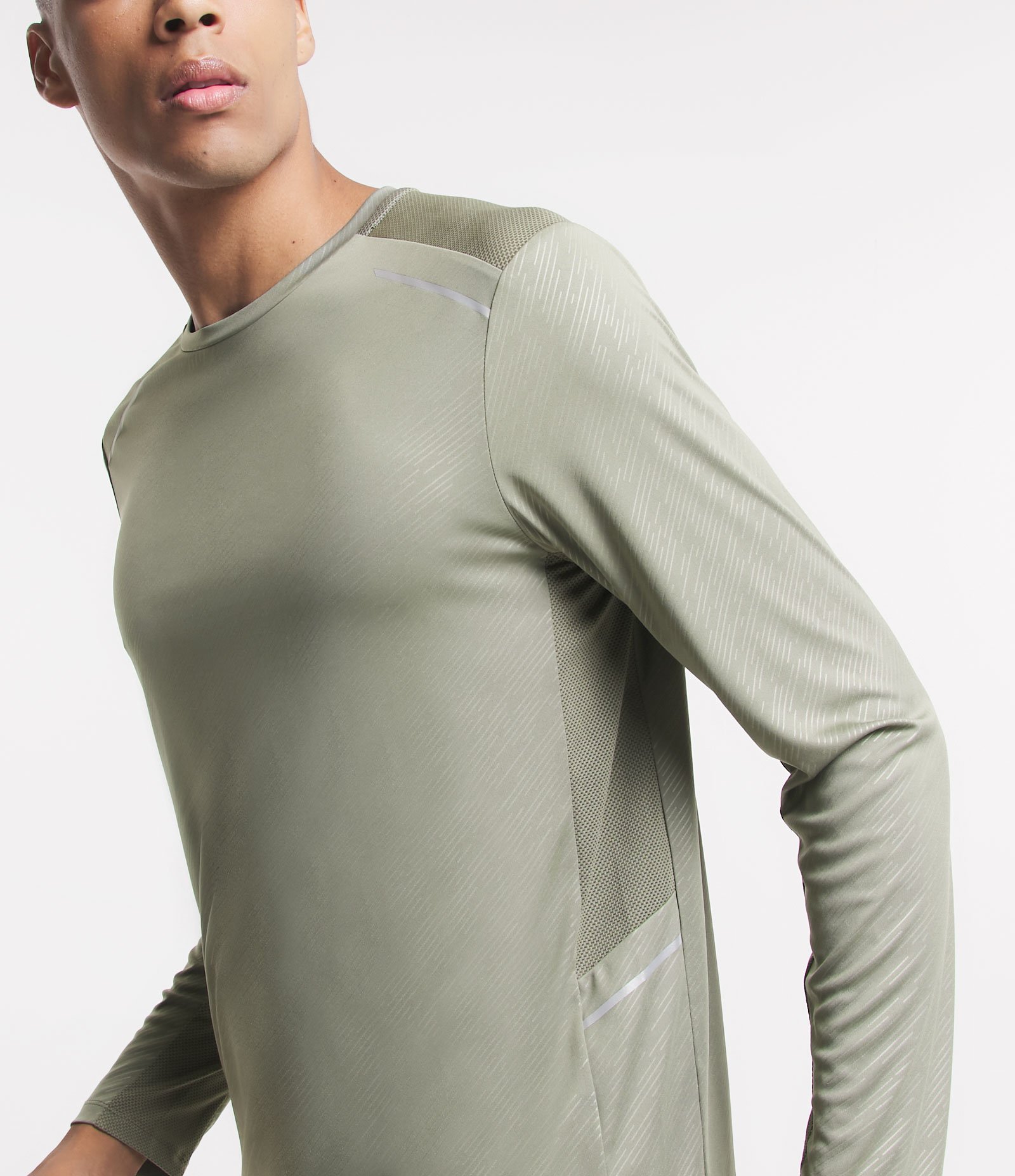 Camiseta Esportiva com Estampa Riscada com Proteção UV Verde Claro 4