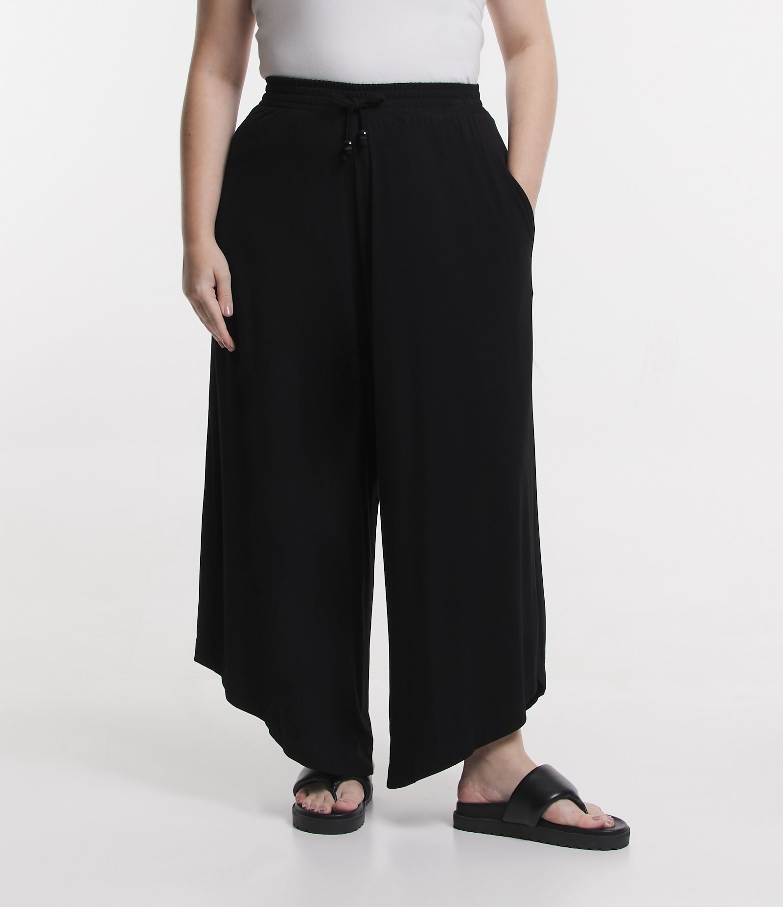 Calça Pantacourt com Barra Assimétrica Curve & Plus Size Preto 2