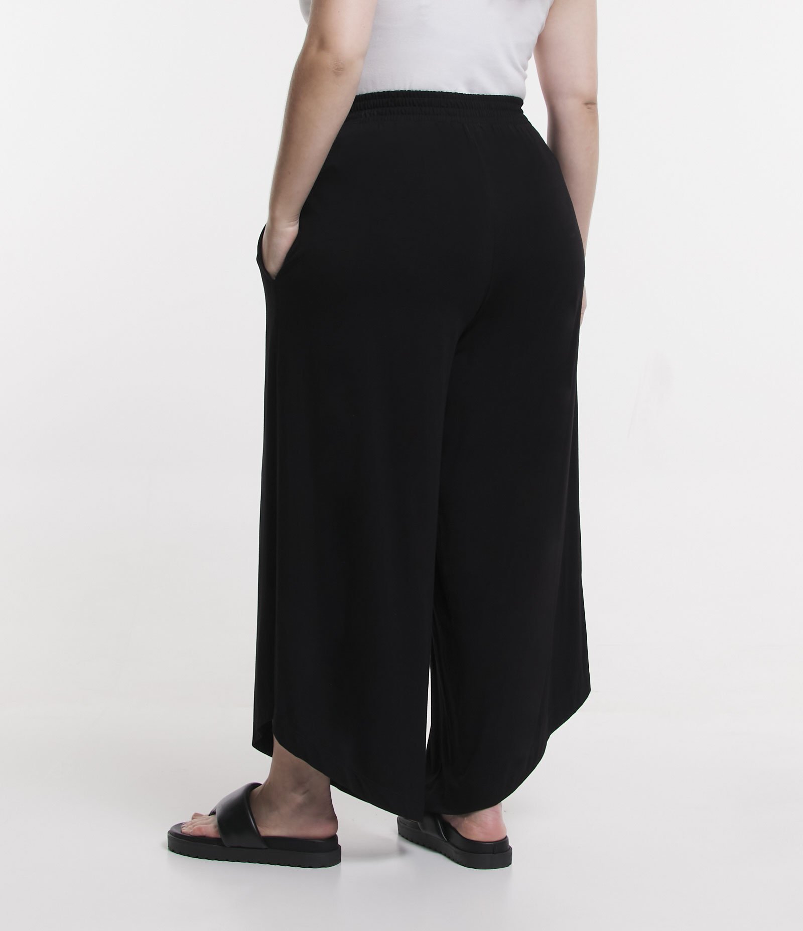 Calça Pantacourt com Barra Assimétrica Curve & Plus Size Preto 3