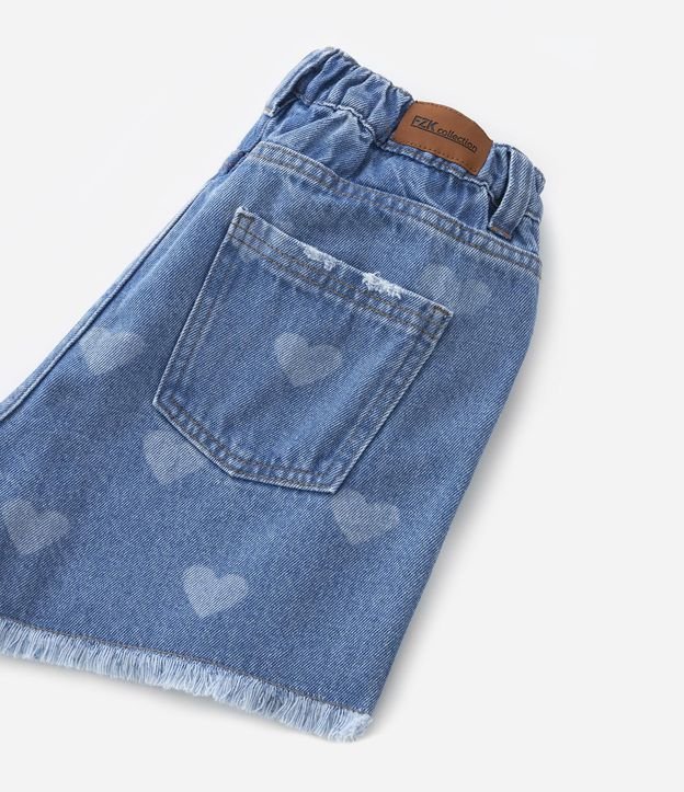 Short Jeans Infantil com Estampa de Coração e Barra Desfiada - Tam 5 a 14 Anos Azul 6