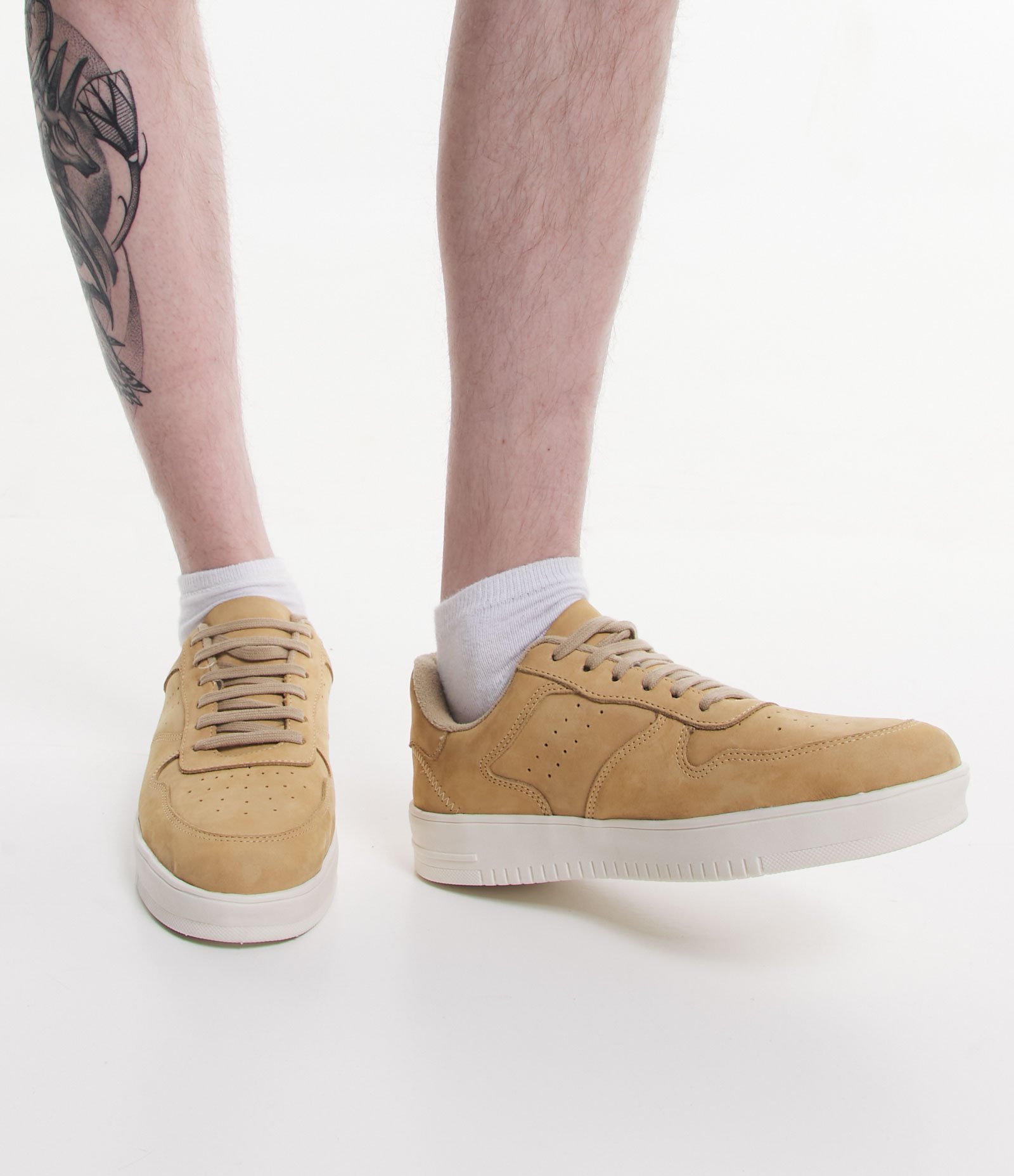 Tênis Street em Couro Nobuck com Cano Baixo e Recortes Bege 7