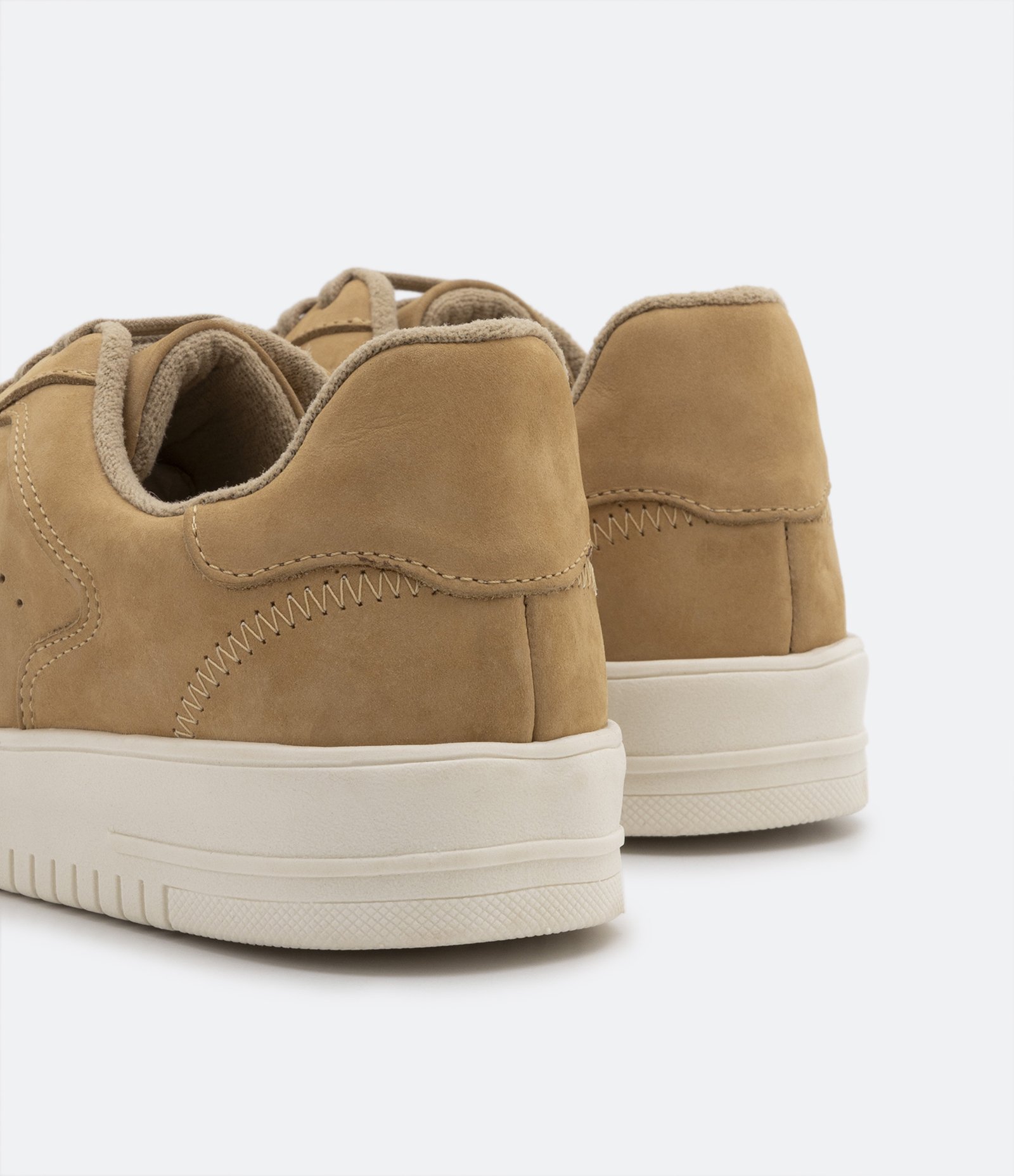 Tênis Street em Couro Nobuck com Cano Baixo e Recortes Bege 2