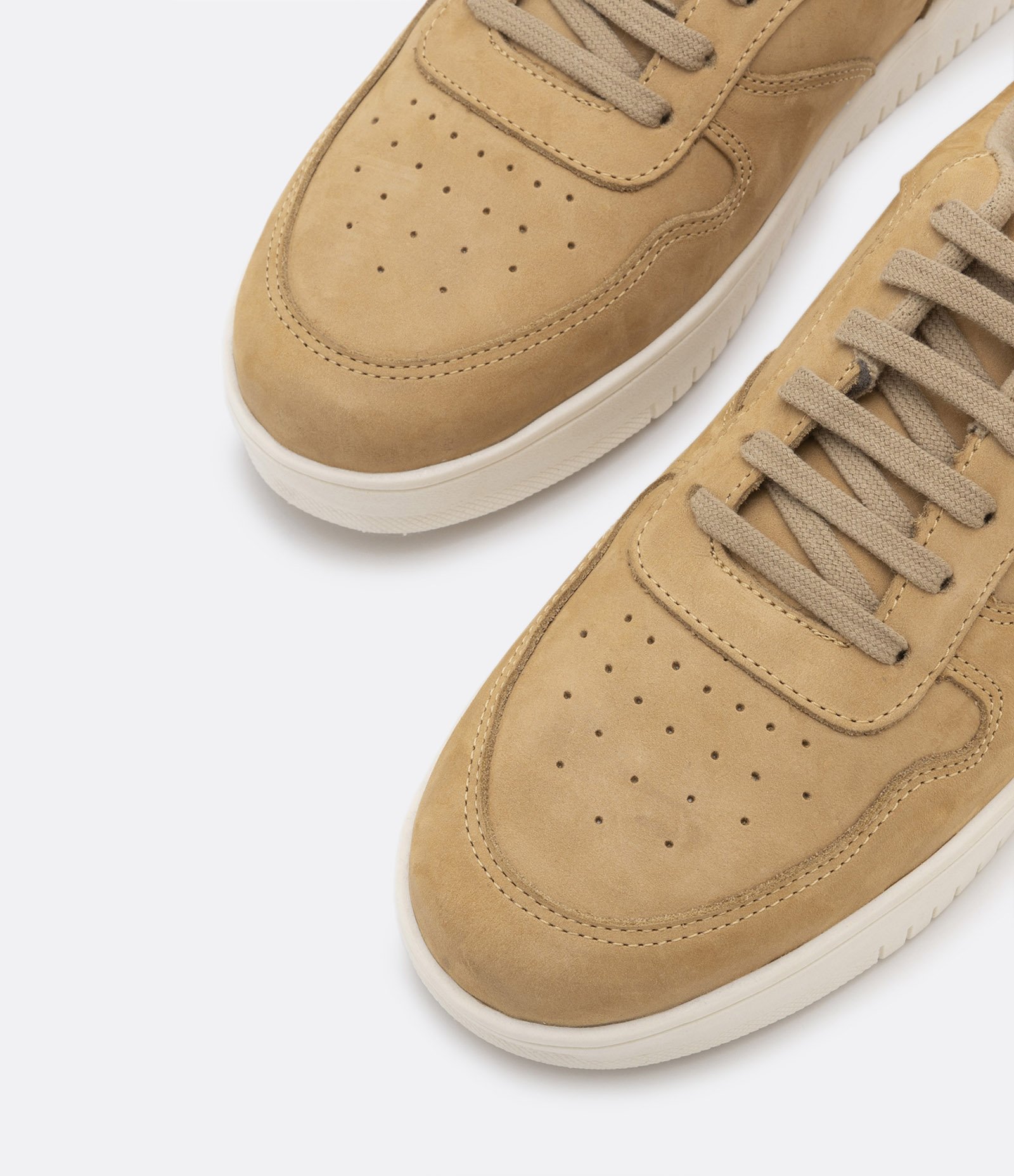 Tênis Street em Couro Nobuck com Cano Baixo e Recortes Bege 3