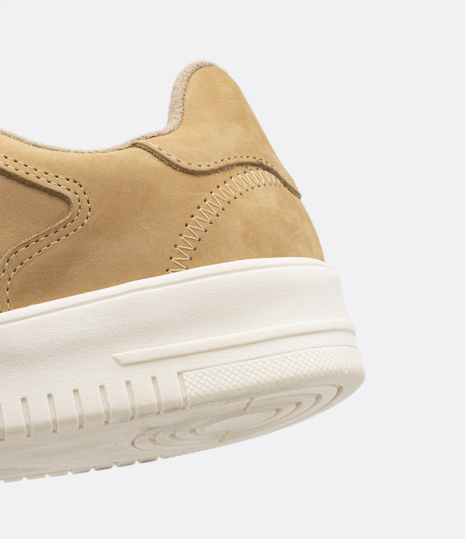 Tênis Street em Couro Nobuck com Cano Baixo e Recortes Bege 4